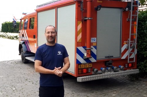 Brandweerman Theo bij de brandweerwagen