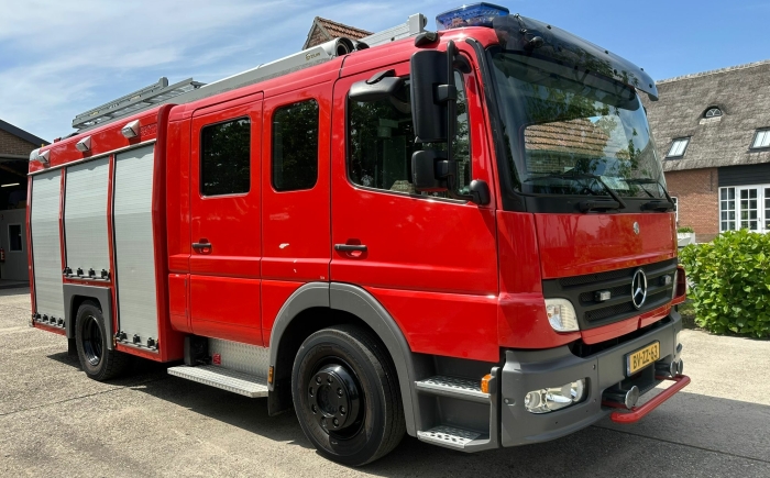 Rode brandweerwagen huren voor vervoer