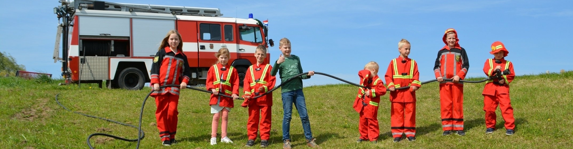 Familiedag met brandweerauto in Gelderland en Noord-Brabant: waterpret en teamwork; geschikt voor jong en oud.