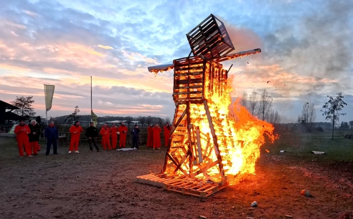 Brandende pop tijdens burning man workshop Bouwers kijken naar de verbranding van hun gemaakte burning man