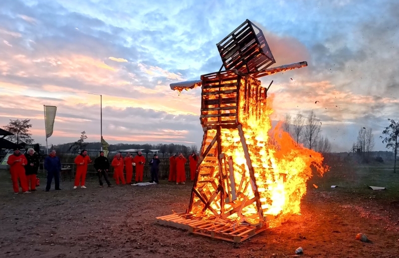 Bouwers kijken naar de verbranding van hun gemaakte burning man