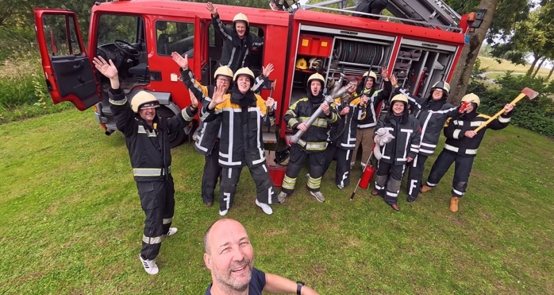 Op de foto bij de brandweerauto tijdens een uitje