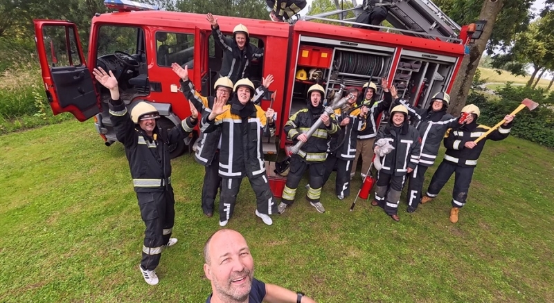 Vriendengroep beleeft een origineel mannenuitje met een echte brandweerauto tijdens een vrijgezellenfeest in Gelderland, Noord-Brabant of Utrecht.
