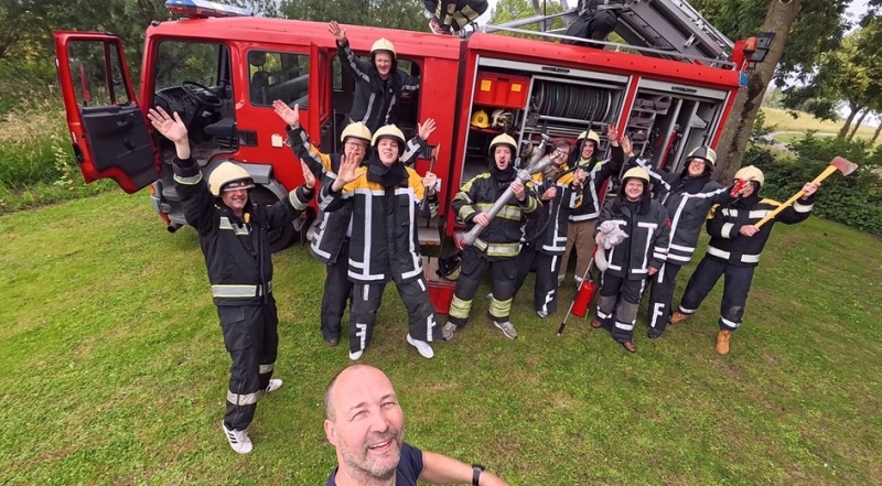 Vriendengroep beleeft een origineel mannenuitje met een echte brandweerauto tijdens een vrijgezellenfeest in Gelderland, Noord-Brabant of Utrecht.