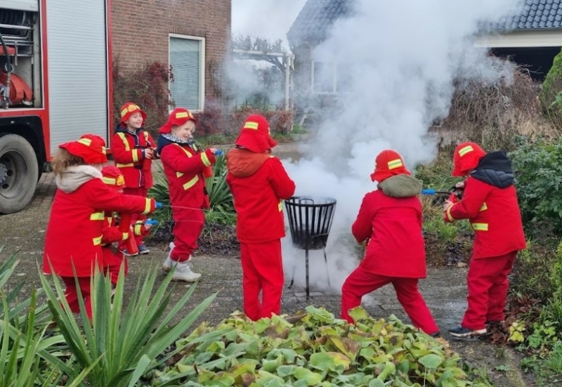 Jongens van 6 die een brandje blussen tijdens een brandweerkinderfeestje in Den Bosch