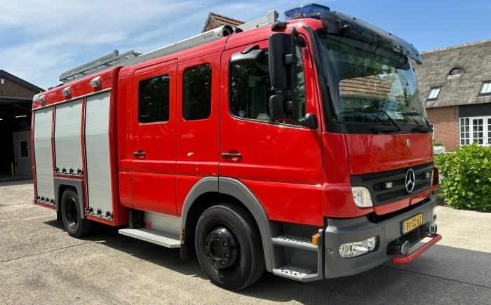 Rode brandweerwagen huren voor vervoer