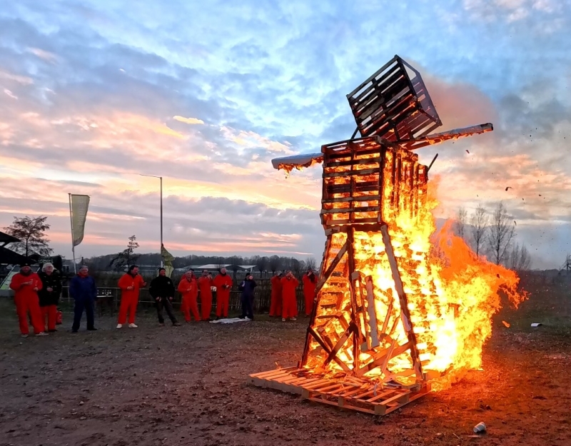 Brandende reuzenpop tijdens Burning Man workshop – spectaculair bedrijfsuitje met vuur Team beleeft het hoogtepunt van de Burning Man workshop terwijl de zelfgebouwde reuzenpop in vlammen opgaat. Creatief en spectaculair bedrijfsuitje met vuur en teamwork.