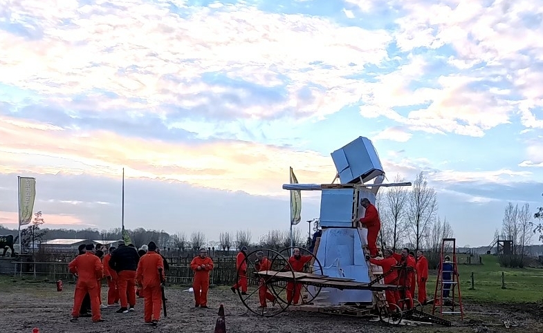 Creatieve groepsuitjes met vuur – Burning Man workshop als origineel bedrijfsuitje Team bouwt samen een reuzenpop tijdens een creatieve Burning Man workshop. Origineel bedrijfsuitje met vuur, teamwork en actie bij de brandweer.