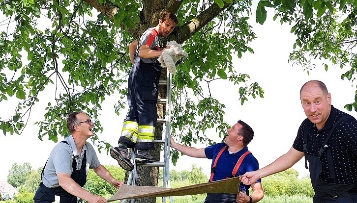 groep volwassenen die lachen en gek doen tijdens een actief en speels groepsuitje