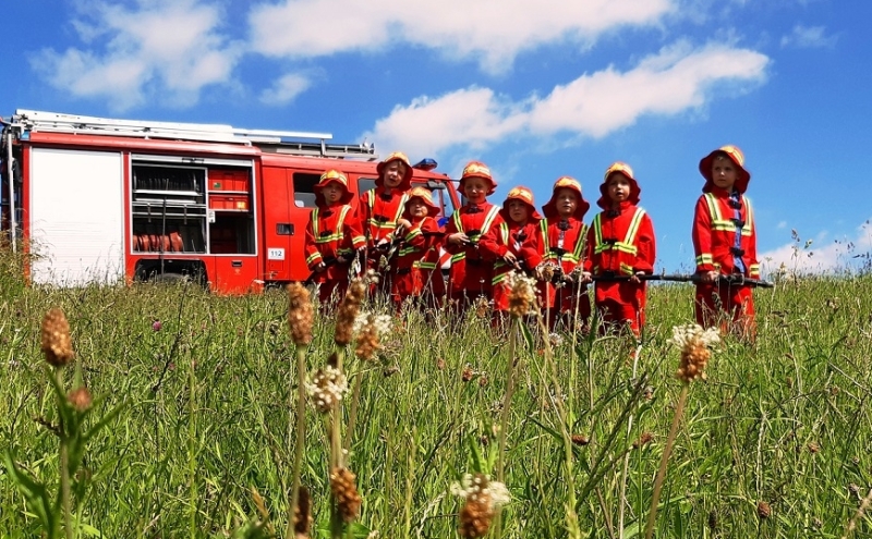 Groep kinderen bij de brandweerauto tijdens uniek kinderfeestje Een groep kinderen beleeft een avontuurlijk brandweer kinderfeestje bij de brandweerauto, vol teamwork, reddingsmissies en plezier.