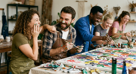 Ontdek hoe samen iets doen de verbinding en samenwerking verbetert. Leer hoe het gesprekken vergemakkelijkt, stress vermindert en de sociale banden versterkt.