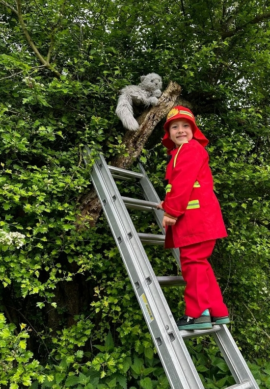 Jongen van 6 redt een kat uit de boom tijdens brandweerkinderfeestje in Den Bosch