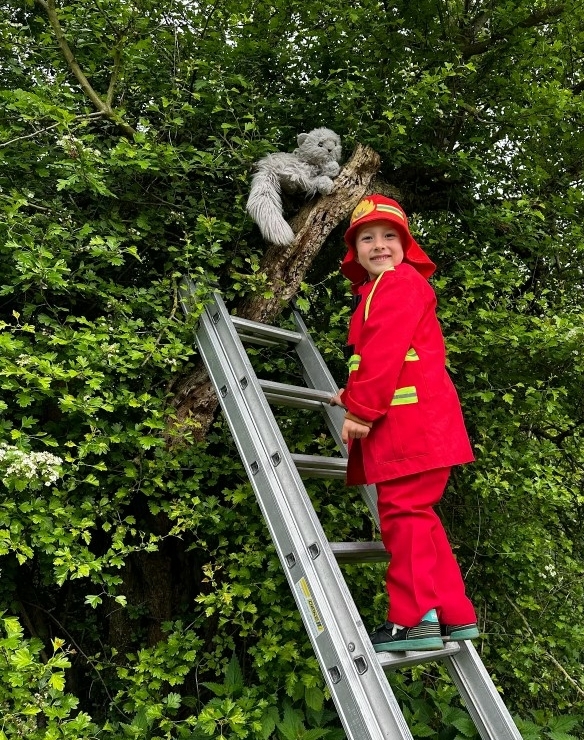 Een kind beleeft een spannend brandweer kinderfeestje en helpt een kat uit de boom, vol avontuur, teamwork en plezier.