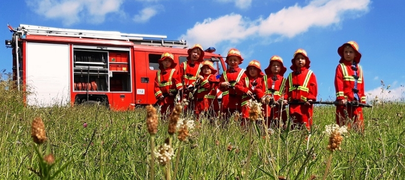 kinderfeestje 2026 met brandweerauto en kinderen