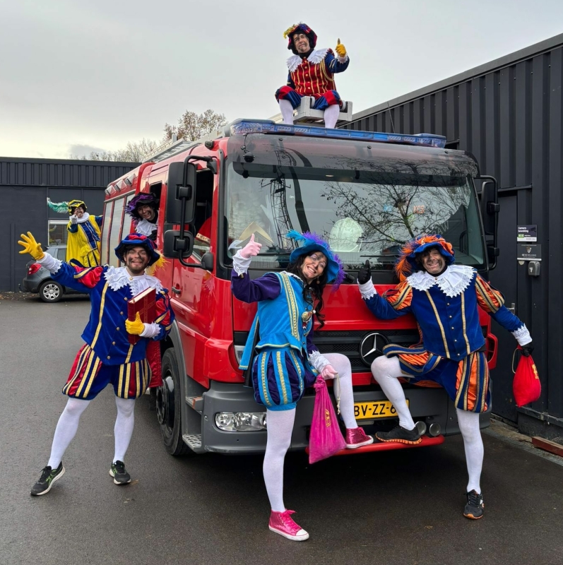 Sinterklaas en Pieten bij de brandweerwagen Sinterklaas en Pieten bij de brandweerwagen