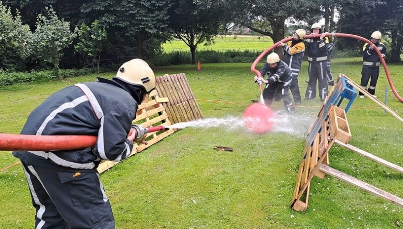 Uitje 20 personen Gelderland Vriendengroep strijden tegen elkaar tijdens het voetbal brandweerspel