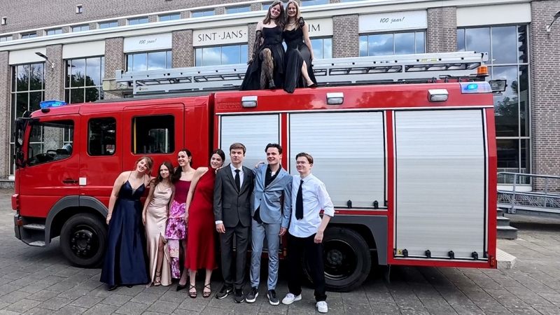 Groep leerlingen arriveert bij een schoolgala in Gelderland met een echte brandweerauto. Uniek galavervoer voor maximaal 8 personen en een spectaculaire entree.