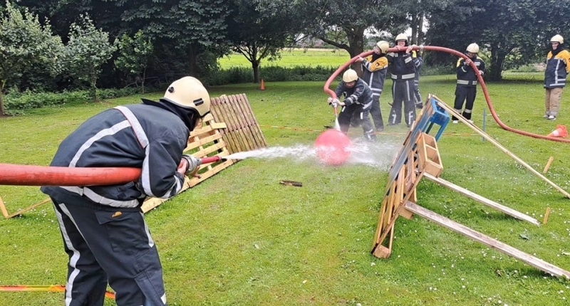 tijdens een bedrijfsuitje bij de brandweer strijden groepen tegen elkaar tijdens het voetbalspel