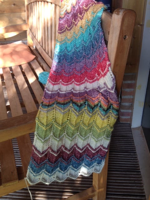 Veelkleurige sjaal van restjes wol