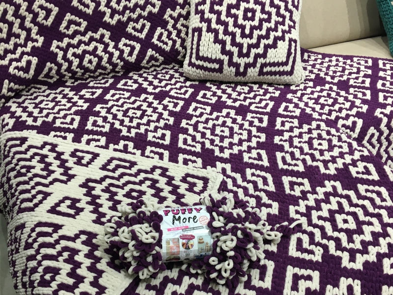 Deken en Kussen in Puffy More Deken en kussen zonder naalden gebreid met Puffy More dubbellusgaren - Breivrienden
