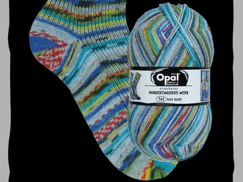 Gebreide sok en bol wol van Opal 4-draads sokkenwol Hundertwasser 4050 blue blues