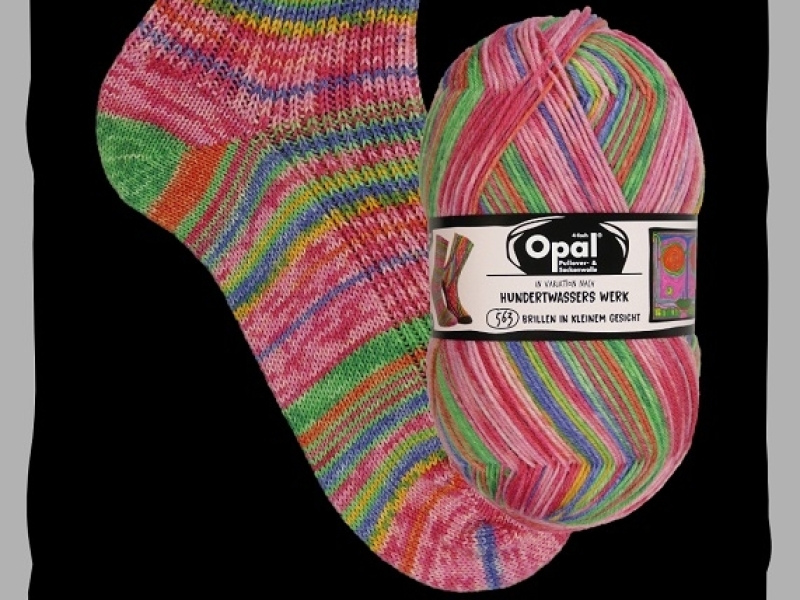 Gebreide sok en bol wol van Opal 4-draads sokkenwol Hundertwasser 4051 brillen in kleinem gesicht