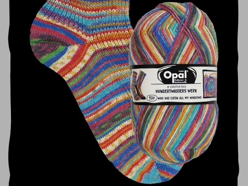 Gebreide sok en bol wol van OpOpal 4-draads sokkenwol Hundertwasser 4055 Who has eaten all my windows