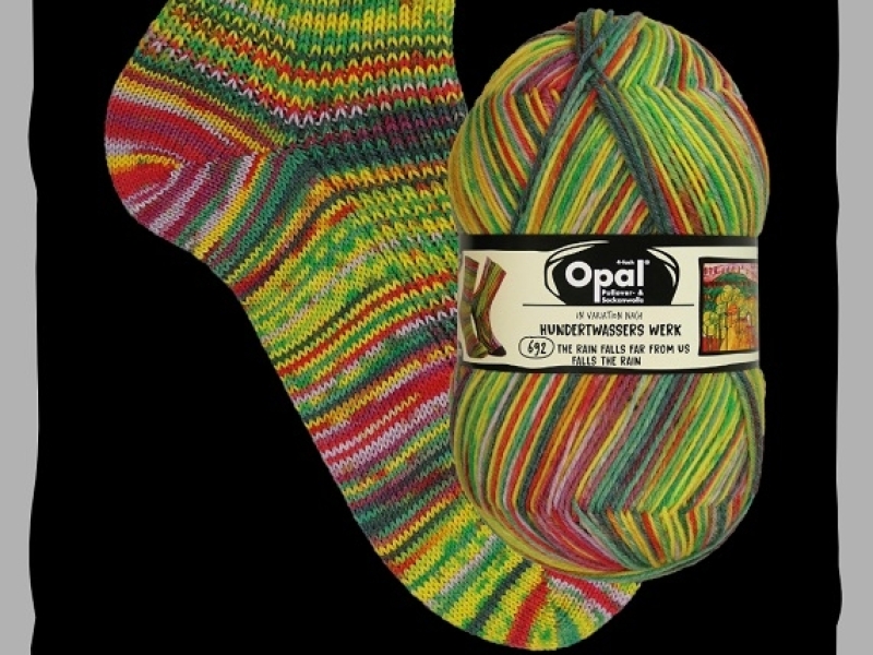 Gebreide sok en bol wol van Opal 4-draads sokkenwol Hundertwasser 4056 The rain falls far from us falls the rain