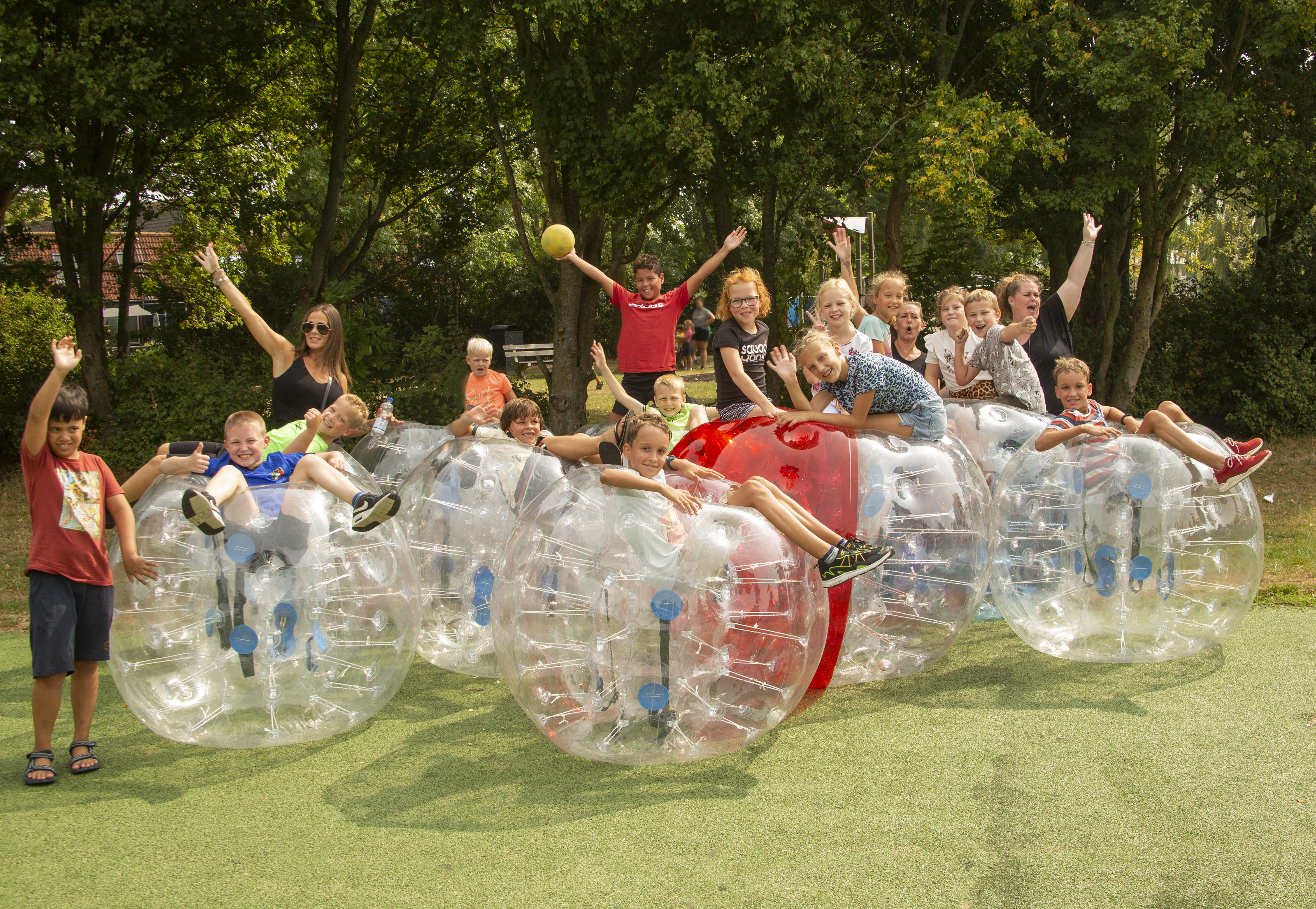 Groepsfoto na het bubbelvoetballen