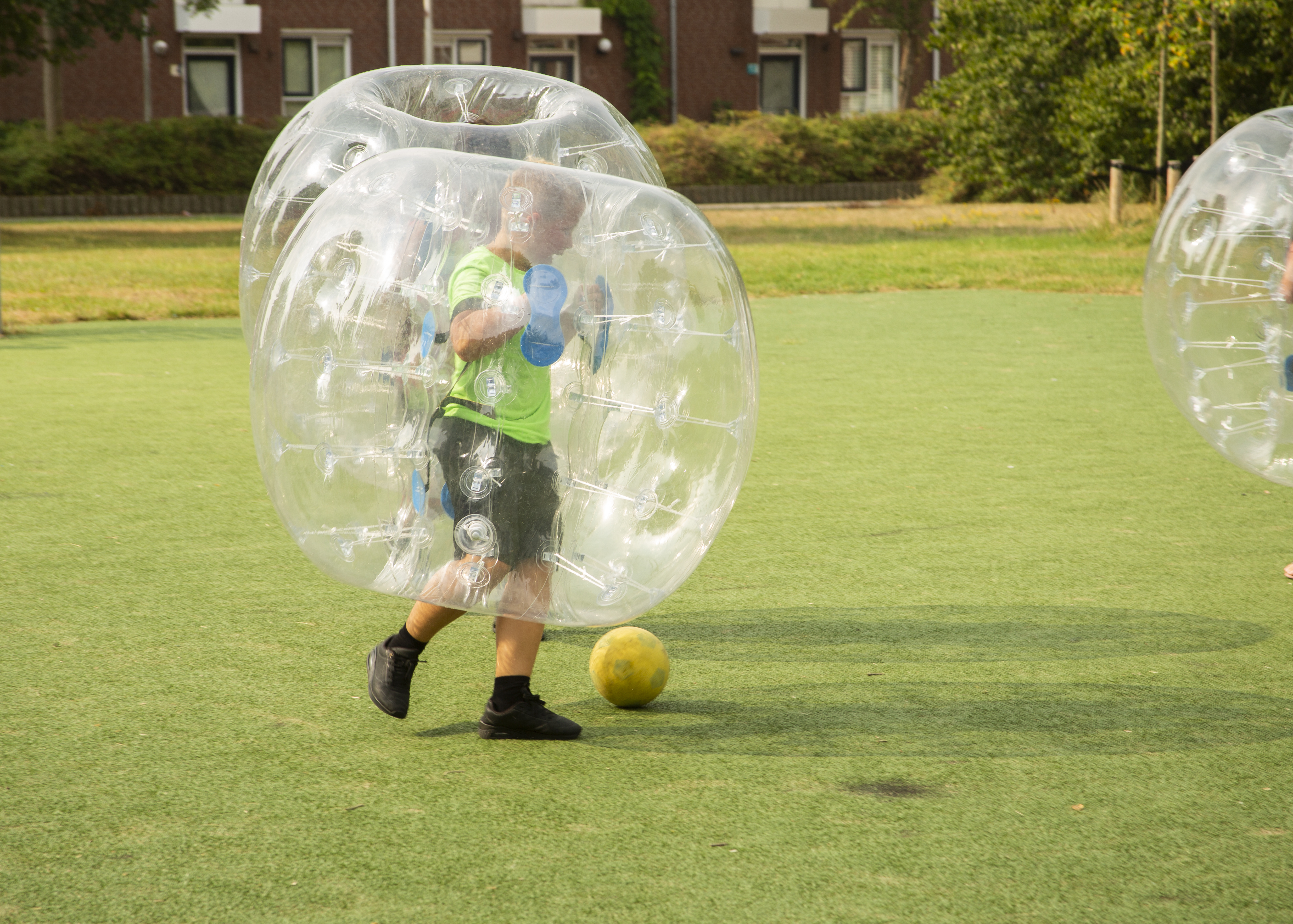 jongen speelt bubbel voetbal