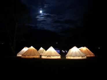 kampement tent slapen buiten donker lampjes maan slaapzak outdoor buitensport overnachting knus gezellig