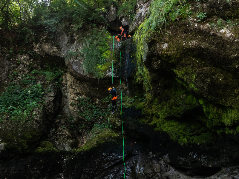 abseil springen glijden klimmen dapper canyon canyoning Slovenië