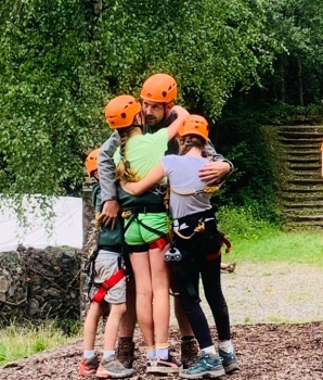 plezier familie gezin knuffelen kinderen papa tokkel freejump steengroeve outdoor survival Ardennen