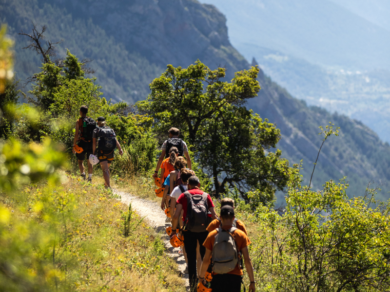 wandelen lopen klas bergen natuur outdoor schoolkamp buitensportweek zonnig Franse alpen
