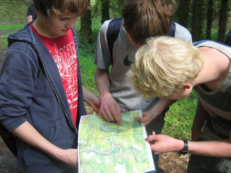 opletten samenwerken kaart kompas wandelen lopen hiken bos weg vinden route Adventuretrack trektocht zwerftocht zwerfkamp teambuilding