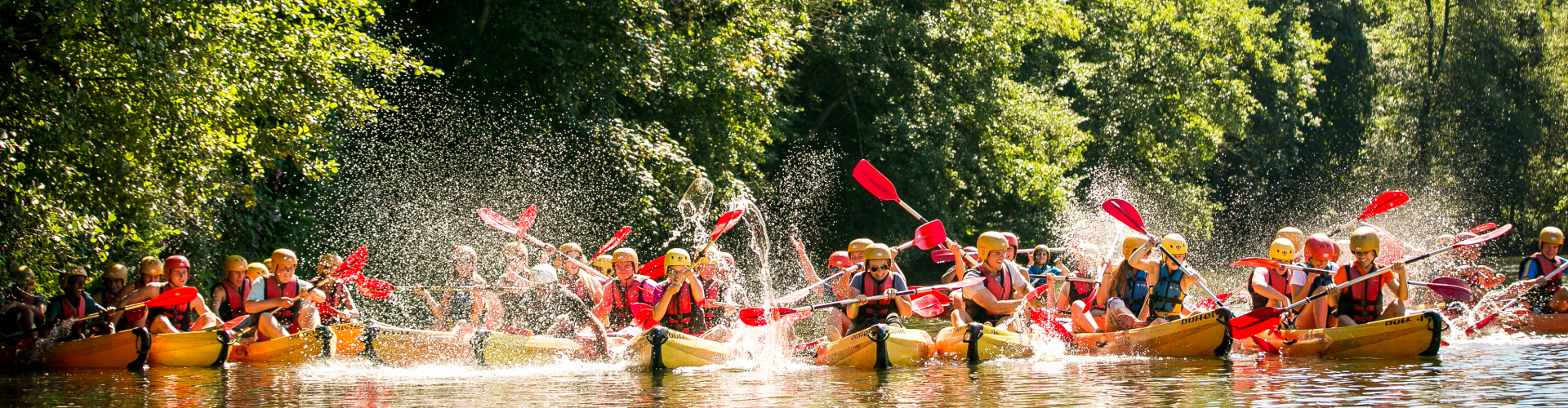 kano peddel helm zwemvest kanovaren Ourthe familievakantie gezin avontuur geweldig samenwerken zonnig