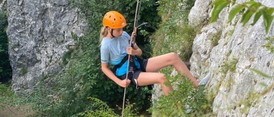 abseilen spannend klimmen outdoor vakantie kinderen witte rotsen meer van Bled Slovenië