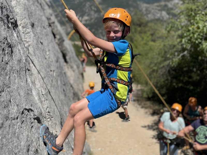 klimmen abseilen franse alpen frankrijk gezinsvakantie kind reis actief