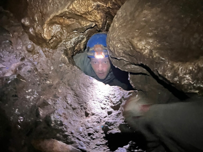 speleologie donker modder grotten gangenstelsel overall helm lampje koud vleermuis uitdaging