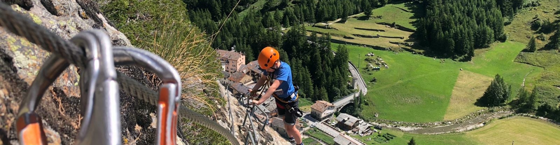 klettersteig karabiners klimmen via ferrata Aosta Noord Italië