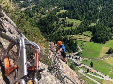 klettersteig karabiners klimmen via ferrata Aosta Noord Italië