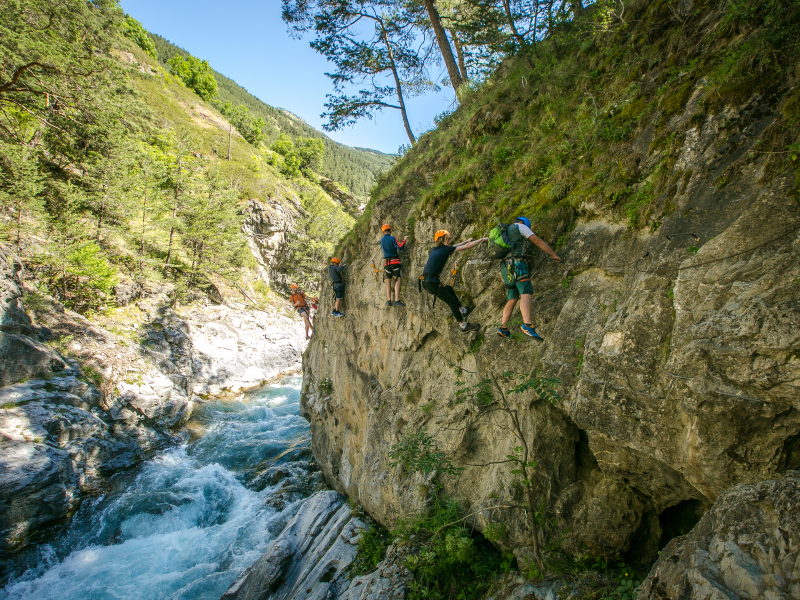 klauteren ijzeren weg rotsen rivier natuur buitensportkamp leerlingen plezier werkweek uitdaging