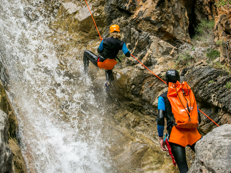 abseilen waterval wetsuit canyon nat adembenemend adrenaline alpen outdoor buitensportkamp scholen