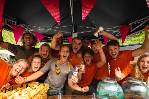 buffel outdoor lachen team samenwerken collega oranje yeah werkplezier gezellig outdoor leuk