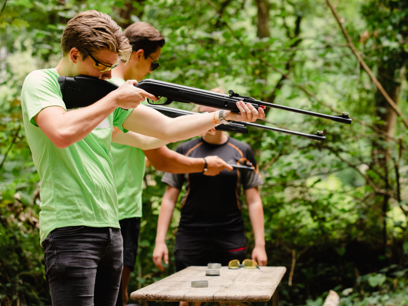 schieten target geweer groen buiten kogel outdoor buitensport leerlingen focus opletten