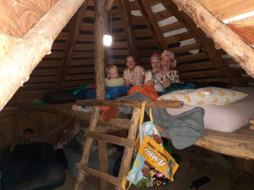 kinderbivak slapen in een boomhut