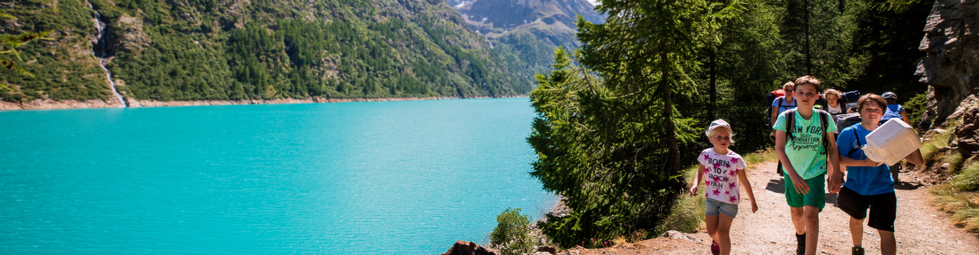 bivak actief wandeling kinderen gezin familievakantie meer Aosta Italië bergwandeling