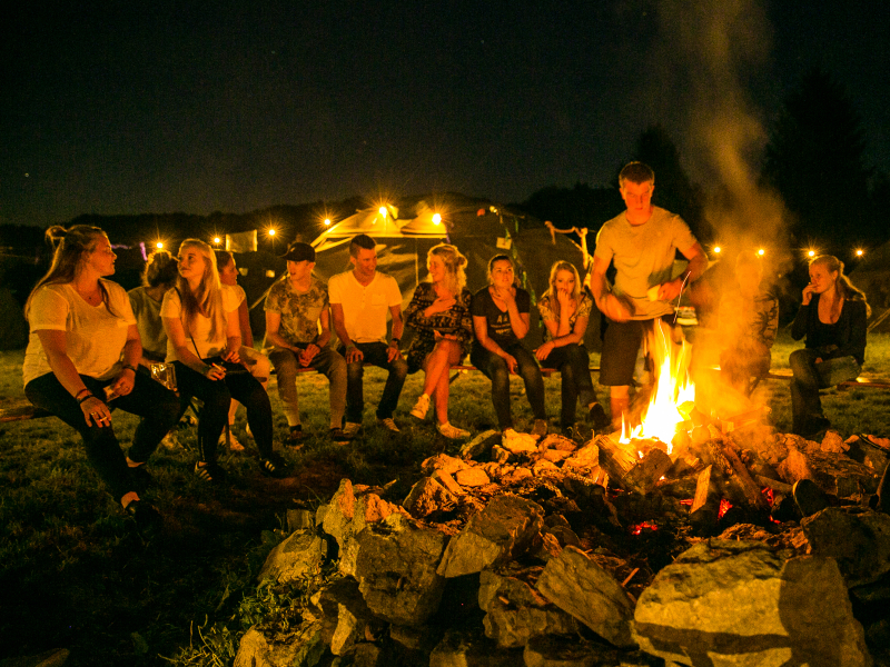 avond vuur gezelligheid warmte camping samenzijn kampvuur fikkie stoken schoolkamp