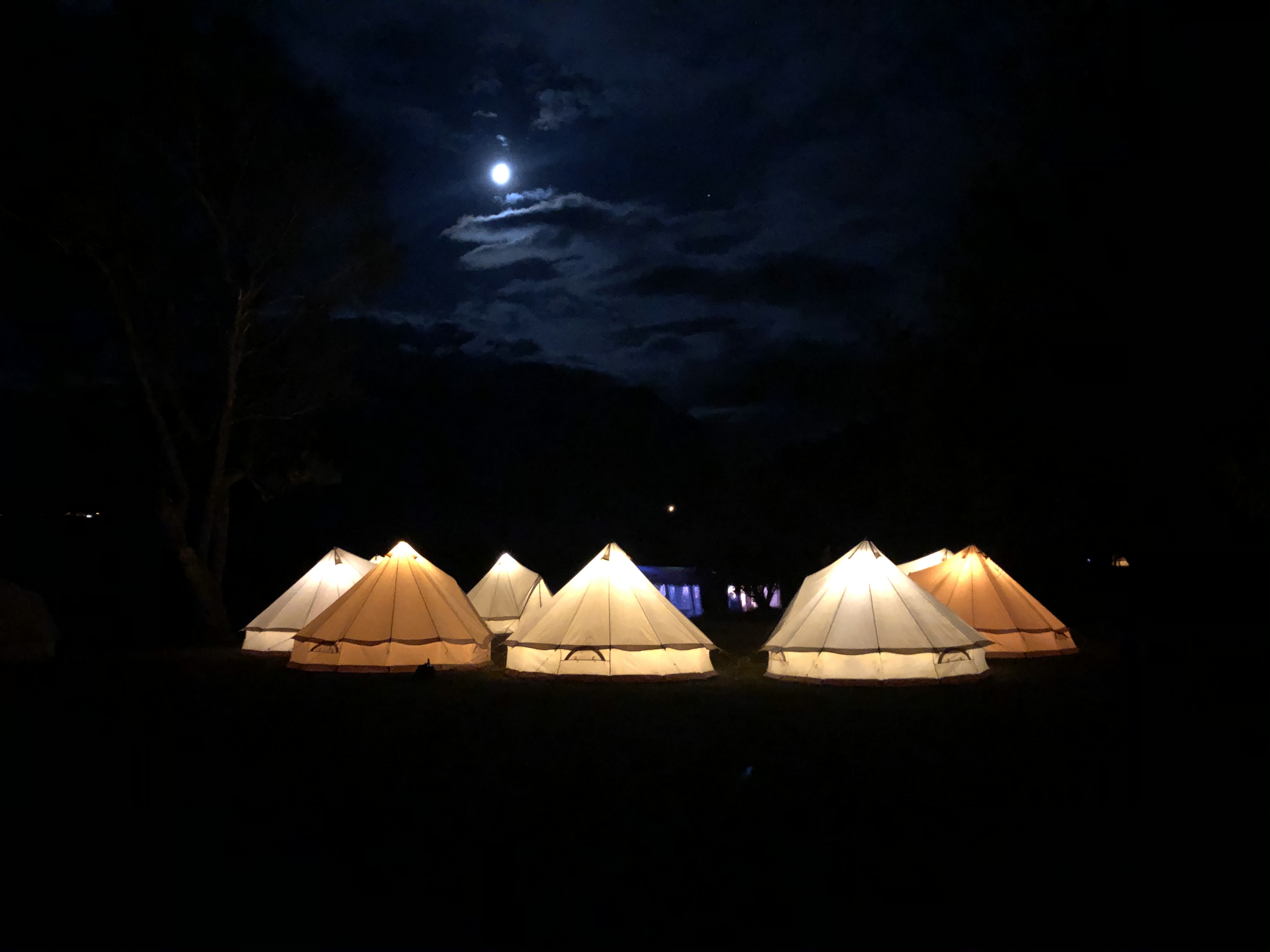 kampement tent slapen buiten donker lampjes maan slaapzak outdoor buitensport overnachting knus gezellig