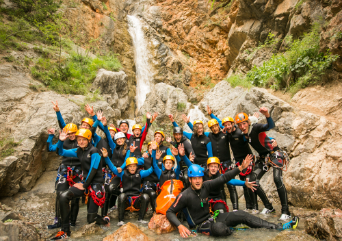 familievakantie samen genieten avontuurlijk adembenemend grenzen verleggen canyoning water rotsen groen natuur